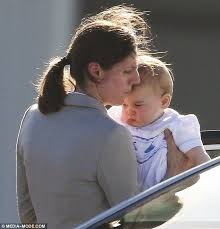 Prince George Looks Less Than Impressed In Nanny S Arms Bebe George Principe Georges Caretas
