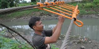 Sungai adalah bagian permukaan bumi yang letaknya lebih rendah dari tanah disekitarnya dan menjadi tempat mengalirnya air tawar menuju ke. Foto Alat Baru Perangkap Sampah Di Sungai Merdeka Com