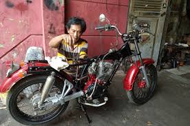 Selain itu mb buatkan juga yang streetfighter sejati.biar gak kalah dengan adiknya yang semoga jadi inspirasi modif untuk motor agan agan sekalian dan bisa dijadikan isi waktu agan yang lagi puasa nunggu maghrib.hehe…. Kustom Honda Megapro Jadi Cb100 Di Sini Letak Kesulitannya Gridoto Com