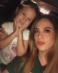 Mi princesa hermosa la más conversona y risueña ❤️🤗 ella me dice que soy  su mejor amiga 😻 te amo demasiado mi amor! Ya mismo es navidad y me ha  pedido un