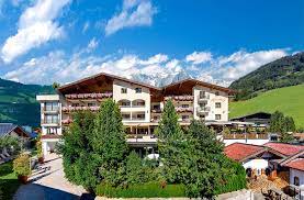 Die kleinstadt bietet im sommer sowie auch im winter abwechslungsreiches programm für familien und urlaubshungrige. Sommerurlaub Hotel Alpendorf Sankt Johann Ski Amade Salzburger Land