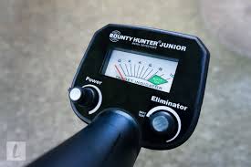 My mother has a cheaper, chinese no name model detector and it works. Bounty Hunter Junior Metal Detector Review A Great Family Friendly Metal Detector