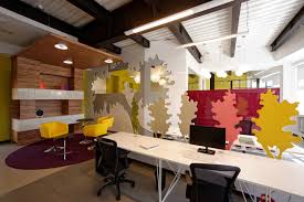 Lukisan, vas bunga yang bisa membuat interior kantor terlihat lebih menarik. Desain Ruangan Kantor Yg Kecil Agar Nyaman Berbagai Ruang