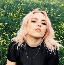 Natasha Bloom's Instagram, Twitter & Facebook