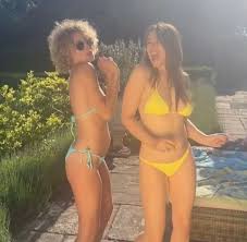 She was born on 10 june 1965 in basingstoke. Elizabeth Hurley Dances To Spice Girls In 144 Bikini During Birthday Celebrations Aktuelle Boulevard Nachrichten Und Fotogalerien Zu Stars Sternchen