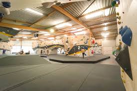 In der boulderhalle bielefeld erwarten dich auf 1300 m² fläche über 300 routen in verschiedenen schwierigkeitsgraden. Der Steinbock