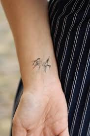 1001 Ideen Fur Handgelenk Tattoo Werden Sie Unique Im Trend Kleine Handgelenktattoos Tatowiertinte Original Tattoos