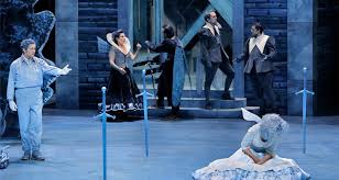 Nur selten tropfte etwas knalliges orange in die kulisse der festspiele. The Mystic Void Van Magazine