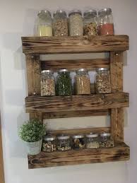 Diy Paletten Regal Fur Gewurze In 2020 Pallet Diy Shelves Diy