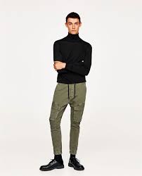 Le pantalon cargo ou coupe battle homme est un pantalon large en coton avec des poches à rabat boutonné sur les cotés. Pantalon Cargo Zara Homme Pantalon Battle Zara