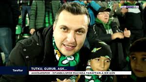 Lig'de üst üste 3 galibiyetle liderliğe yükselen akhisarspor'a yılmaz atabarut tesisleri'ndeki son antrenmanı izleyen taraftarlar, meşaleler yakıp. Taraftar Akhisarspor Youtube