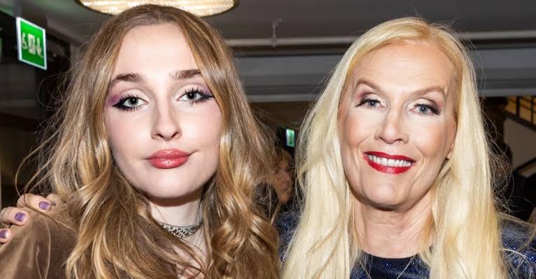 Erika Perssons pappa död – mamma Gunillas sorgliga ord | Svensk Damtidning