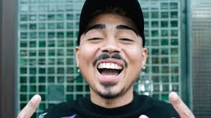 Der Fallschirmspringer: Comedian Tony Bauer spricht im Interview über seine  schwere Krankheit und emotionale Bühnenerlebnisse