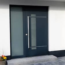 La porte d'entrée à sa correspondance avec le portail, portillon et porte garage identique. Porte D Entree Alu Design Contemporain Avec Barre De Tirage Inox
