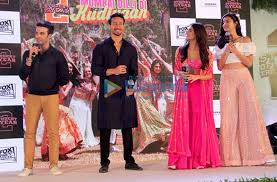 Tiger Shroff Tara Sutaria Ananya Panday And Punit Malhotra Grace The Launch Of The Track Mumbai Dilli Di Kudiya From Student Of The Year 2 Parties Events Bollywood Hungama Maine suna hai mumbai delhi ki ye kudiya rat bhar nahin sondiya super hit dance collection video. tiger shroff tara sutaria ananya
