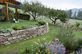 Gartenmauern bieten perfekten sichtschutz, stützen hänge ab und werden trocken aufgeschichtet zu wertvollen biotopen. Eolas Garten Natursteinmauern Steintreppen Von Fam Steinbauer