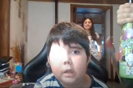 Esta fue la tierna historia de tomiii 11. Tomas Tiene Una Enfermedad Degenerativa Y Queria Ser Youtuber Internet Le Respondio Dandole Millones De Suscriptores