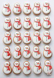 Get into the christmas spirit with our collection of christmas tree pictures and images. 10 Charming Ways For Christmas Cookie Decorating Sugar And Charm Weihnachtsdessert Kekse Weihnachten Schneemann Cookies