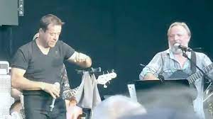 Er zählt zu den beliebtesten schauspielern in deutschland, ist seit 2014 in dritter ehe mit frau silja verheiratetfoto: Axel Prahl Und Jan Josef Liefers Altstadtfest Saarbrucken 2014 Youtube