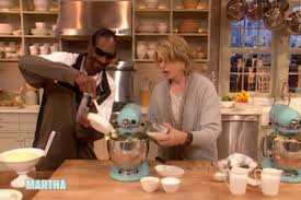 One, two, three and to the four, snoop doggy dogg and martha stewart at the door. Martha Stewart And Snoop Dogg Will Host A Cooking Show On Vh1 The Verge