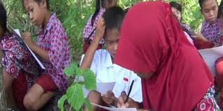 Berbeda dengan surat pribadi bersifat setengah resmi yang memang harus menggunakan bahasa yang baku sekaligus formal. Pengertian Dan Cara Menulis Surat Pribadi Halaman All Kompas Com