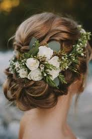 Brautfrisur Mit Blumen 70 Hochzeitsfrisuren Mit Echten Blumen Als Haarschmuck In 2020 Brautfrisuren Mit Blumen Hochzeitsfrisuren Hochzeitsfrisur Blumen