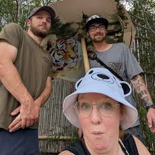 Should I choose a red or white bench for my room?