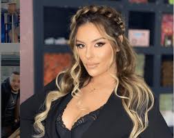 Karma by anxhela peristeri will represent albania at the eurovision song contest 2021, held in rotterdam, the netherlands. Do Te Perfaqesoje Shqiperine Ne Eurovision Anxhela Peristeri Publikon Foto Nga Aeroporti Me Flamurin Kombetar Ne Dore Epoc21