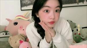 Video: Bắt trend bản hit của Pháo, nhan sắc ái nữ nhà MC Quyền Linh lại  khiến CDM bàn tán sôi nổi