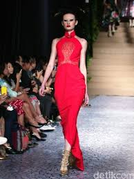 Kehadiran mereka ini membawa bersama adat resam, budaya dan corak pakaian tradisional yang kemudiannya disesuaikan dengan suasana tempatan. Baju Tradisional Cheongsam Changshan Serta Makna Di Balik Pemakaiannya
