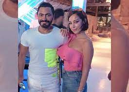 كشفت المحامية سارة درويش، إحدى صديقات المغربية بسمة بوسيل زوجة الفنان تامر حسني ، عن السبب الذي دفع الأخيرة لطلب الطلاق منه. Ø£ÙˆÙ„ Ø¸Ù‡ÙˆØ± Ù„Ù€ ØªØ§Ù…Ø± Ø­Ø³Ù†ÙŠ ÙˆØ²ÙˆØ¬ØªÙ‡ Ø¨Ø³Ù…Ø© Ø¨ÙˆØ³ÙŠÙ„ Ø¨Ø¹Ø¯ ØªØµØ§Ù„Ø­Ù‡Ù…Ø§ ÙÙŠØ¯ÙŠÙˆ Ø§Ù„Ù…ØµØ±ÙŠ Ø§Ù„ÙŠÙˆÙ…