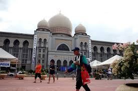 ايستان كحاكيمن) houses the malaysian court of appeal and federal court, which moved to putrajaya from the sultan abdul samad building in kuala lumpur in the early 2000s. Palace Of Justice Map Guide Nearby Hotels Next Escape