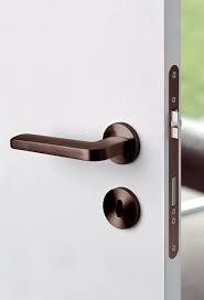 deurkruk golf in donker brons titanium pvd gecoat massief rvs op modulair verende rozet jnf jnf alwaysmore salesinstyle doorhandle ventanas manija puertas