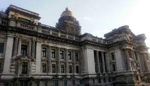 El palacio de justicia de bruselas ha pasado de ser un simbolo de la ley y el orden a ser el centro de las burlas de los belgas por su lamentable estado. El Palacio De Justicia De Bruselas
