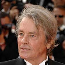 À 84 ans il domine largement le classement publié hier par le magazine économique américain people with money, de quoi lui remonter le moral après une année difficile. Alain Delon Net Worth 2020