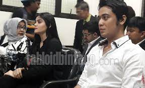 Keduanya saling serang statement di media sosial. Kriss Hatta Sebut Hilda Vitria Khan Selingkuh Di Saat Dirinya Tak Punya Uang Tabloidbintang Com