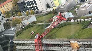 Es ist 114 meter hoch und wurde vom architektenpaar walter betz und bea betz geplant. Grosseinsatz Im Arabellapark Kran Sturzt Um Zwei Schwerverletzte Abendzeitung Munchen