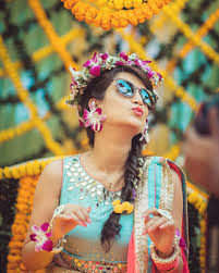 Outstanding Wedding Tiara Giving You Dazzling Look For Your D Day Indian Wedding Photography Poses Bridal Photoshoot Bride Photoshoot