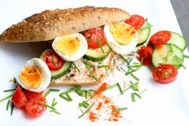 gezond broodje ei met kruidige roomkaas de keuken van ursie recept broodjes gezonde gerechten broodjes