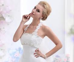 Gemeinsam mit der musik von das kann die eigene hochzeit sein, zu der das partykleid in kurzer oder in langer form angezogen. Frisur Zum Neckholderkleid 25 Ideen Fur Ihre Hochzeit