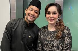 Neelofa pakai baju pink sgt cantik bagai princessaura berseri lepas nikah.siapa setuju?komen. Selepas Ditegur Tak Pakai Glove Buat Kuih Uqasha Senrose Muncul Di Live Ig Siap Bertudung Dan Face Mask Bagusnya Tak Ada Nak Meroyan Hiburan Mstar