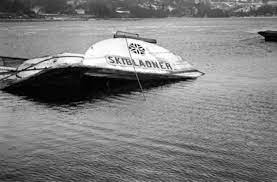 Bauer fled, letting in water, thereby increasing the air pressure, which allowed bauer and his companions to open the hatch and swim to the surface. Skibladner Sank Under Vinteropplag I Minnesvika 6 Februar 1967 Anno Domkirkeodden Digitaltmuseum