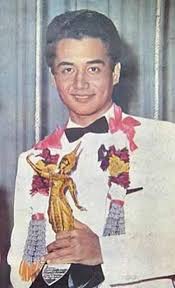 เดิมชื่อ สง่า อินทรวิจิตร เกิดเมื่อวันที่ 6 กรกฎาคม พ.ศ. à¸Šà¸²à¸¥ à¸­ à¸™à¸—à¸£à¸§ à¸ˆ à¸•à¸£ à¸£à¸§à¸¡à¸‚ à¸²à¸§à¹€à¸ à¸¢à¸§à¸ à¸š à¸Šà¸²à¸¥ à¸­ à¸™à¸—à¸£à¸§ à¸ˆ à¸•à¸£ à¹€à¸£ à¸­à¸‡à¸£à¸²à¸§à¸‚à¸­à¸‡à¸Šà¸²à¸¥ à¸­ à¸™à¸—à¸£à¸§ à¸ˆ à¸•à¸£