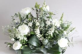 Félicitez les jeunes mariés avec des fleurs. Decoration Autel Fleurs Eglise Ceremonie De Mariage Composition Autel Pivoine Decoration Eglise Mariage Decoration Mariage Romantique Deco Mariage