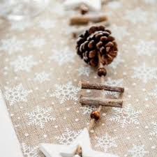 Pour maintenir chaque pomme de pin en place, enroulez plusieurs fois le fil autour du trognon. Guirlande Pommes De Pin Et Etoiles En Bois Nappe De Noel Chemin De Table Noel Noel