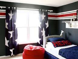 Deco Chambre Ado Couleurs Murs Gris Fonce Accents Bleu Fonce Rouge Pouf Rouge Blue Boys Bedroom Boy Room Paint Patriotic Bedroom