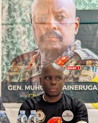 Gen Muhoozi Kainerugaba afuba okulaba nga agatta abantu baabulijjo  n'amagye. Eda ng'omuntu walaba ow'amagye ng'adduka misinde naye kati  bamanyi n'okutuula nebanyumyamu. Ekyo Gen ky'ayagala.