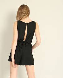 Le combishort ne va pas qu'aux longues jambes. Combishort A Dos Ouvert Noir Combishort Fluide Combishort Idees De Mode