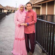 Sebagai seorang ibu, pastinya ustazah nor bahyah mengharapkan anaknya yang dibesarkan dengan penuh kasih sayang mampu dijaga sebaiknya oleh seorang lelaki yang bergelar suami. Ustazah Siti Nor Bahyah Ustazah Siti Nor Bahyah Mahamood