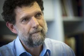 Gezi parkı olaylarının yöneticisi ve organizatörü olmasından dolayı tutuklu yargılanan iş insanı osman kavala ile aym arasındaki gerginlik devam ediyor. Kavala Icin Birlesen Sanatcilar Turk Hukumeti Yargi Suclari Isliyor Kronos News Bagimsiz Haber Sitesi